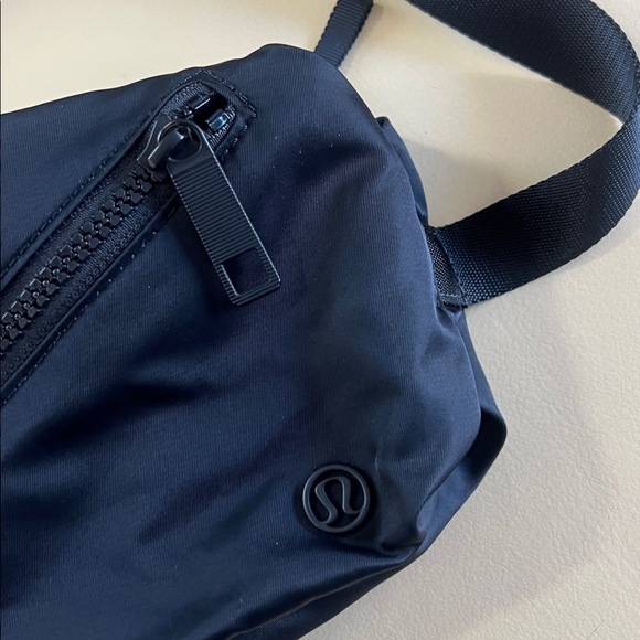 Lululemon Fast Track Belt Bag (3L) - Picture 3 of 7